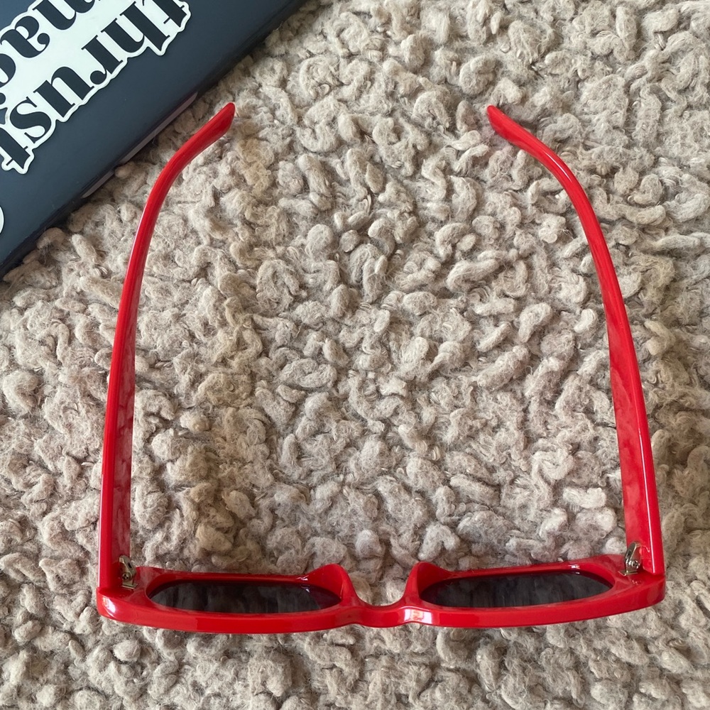 VINTAGE | Retro Red Rectangular Sunglasses - Picture 3 of 4
